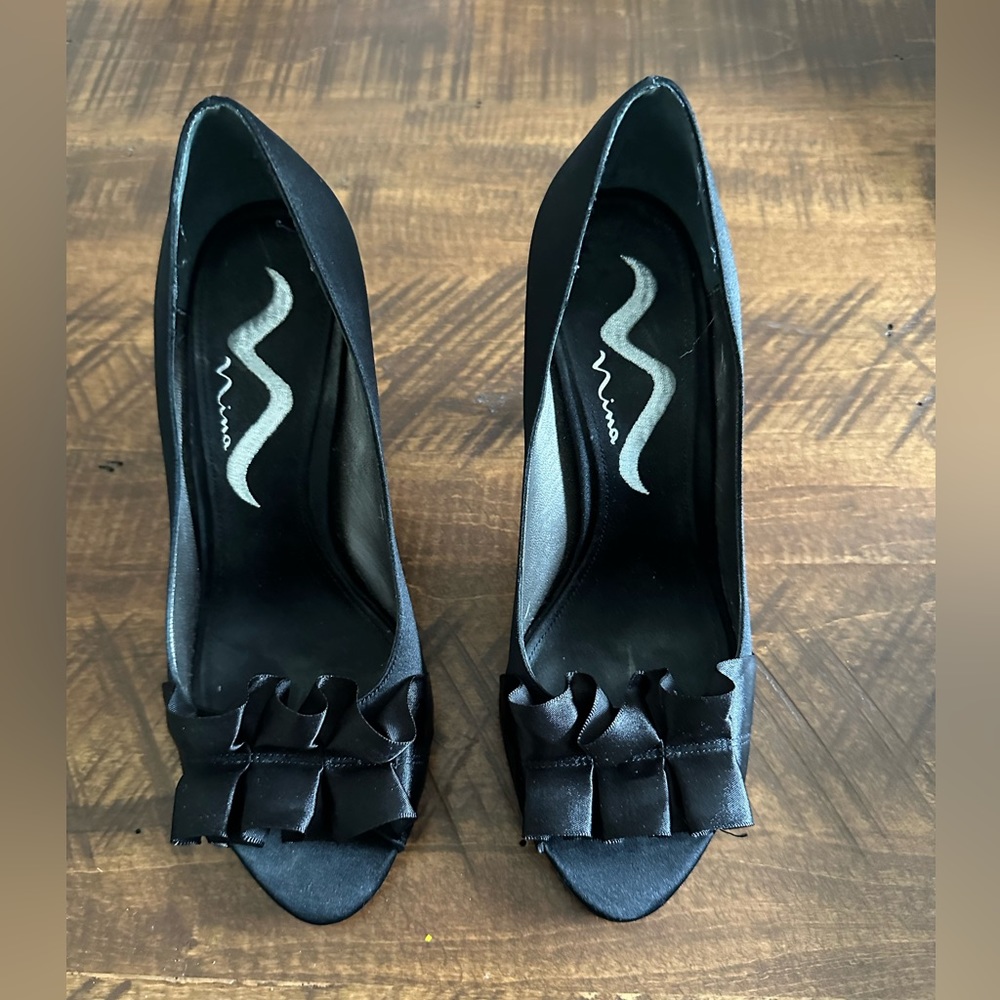 ☘️ Nina black satin heels